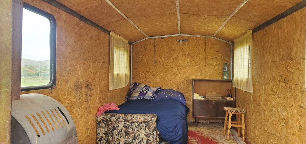 Vagon dormitor
Pat, masă, tv, panou solar, baterii, sobă ...