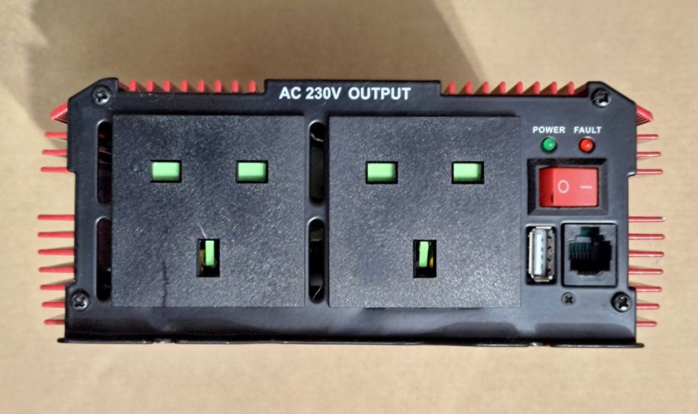 Invertor de tensiune Durite 1500W alimentare 12V iesire 230V ca nou