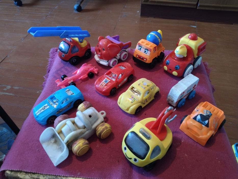 Пластмассовые детские машинки