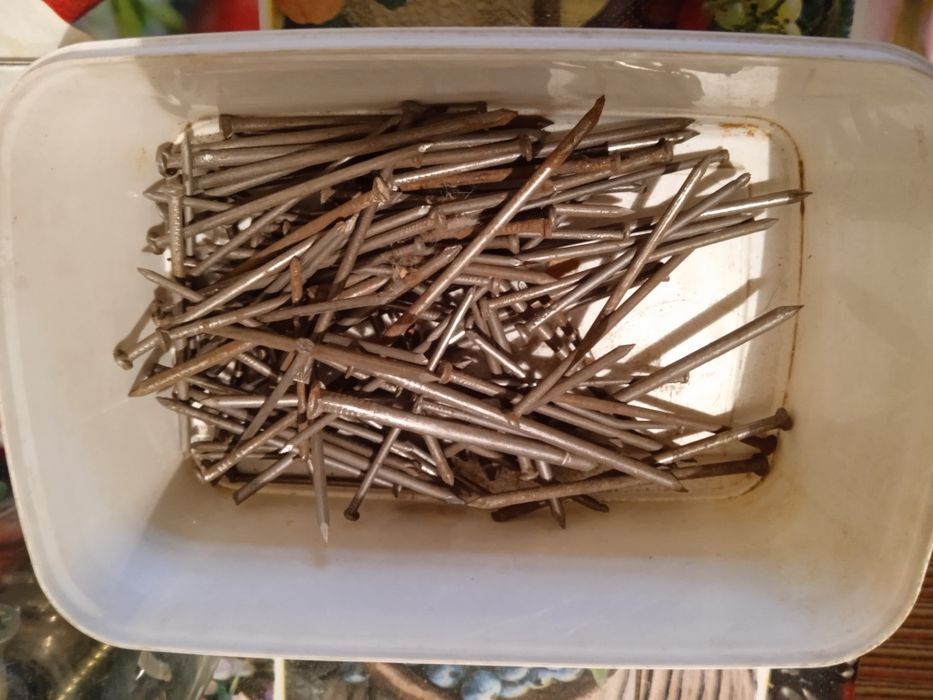 Гвозди.шурупы .шайбы винты.разных размеров..