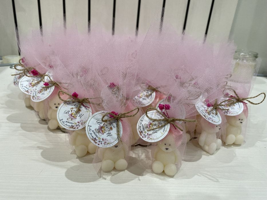 Подаръци за гости от ароматни свещички с етикетче по избор и дизайн