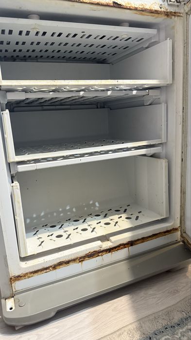 Продам рабочий холодильник 15.000