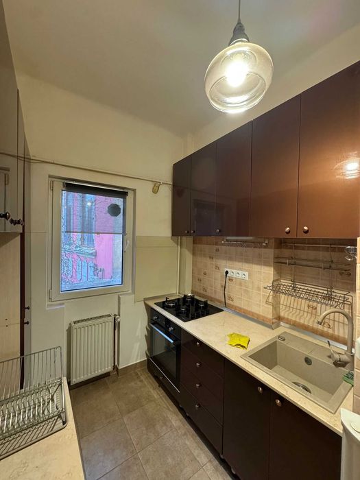 Închiriez apartament 5 camere în vilă interbelică (parter)