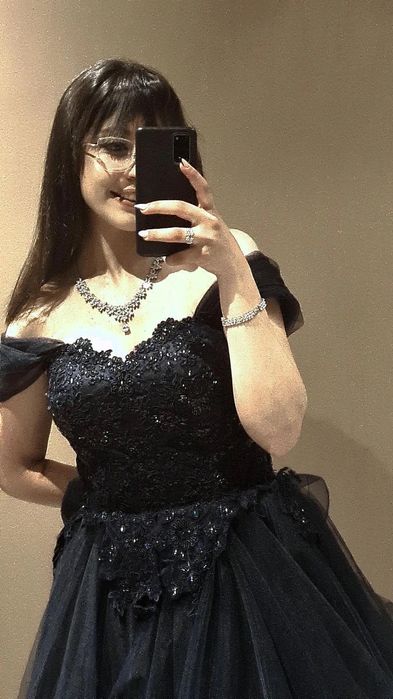 Тъмно синя бална рокля