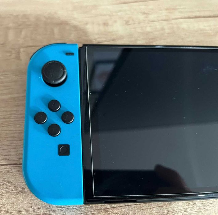 Consola Nintendo Switch + jocuri Pokémon + dock + accesorii (grip 3D + husă)