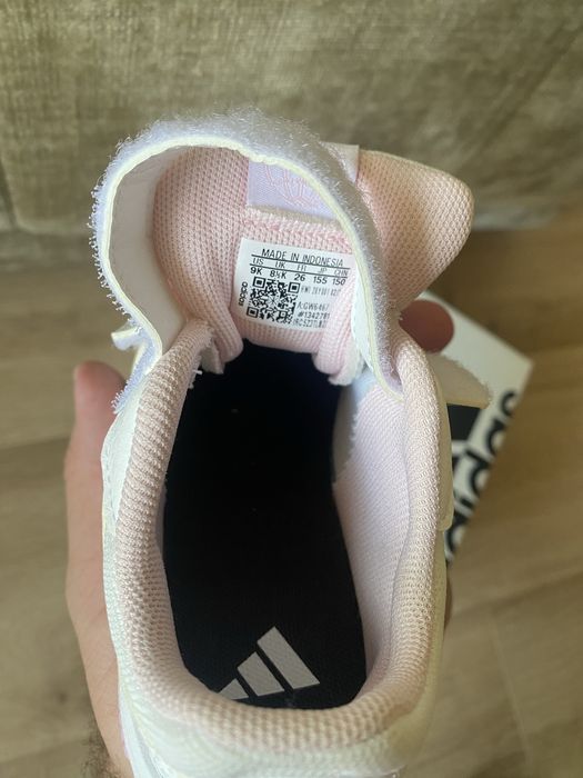 Adidas fete 26 noi