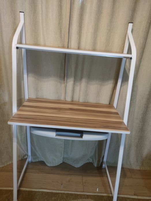 Стол,сверху есть полка ЕСТЬ ТОРГ