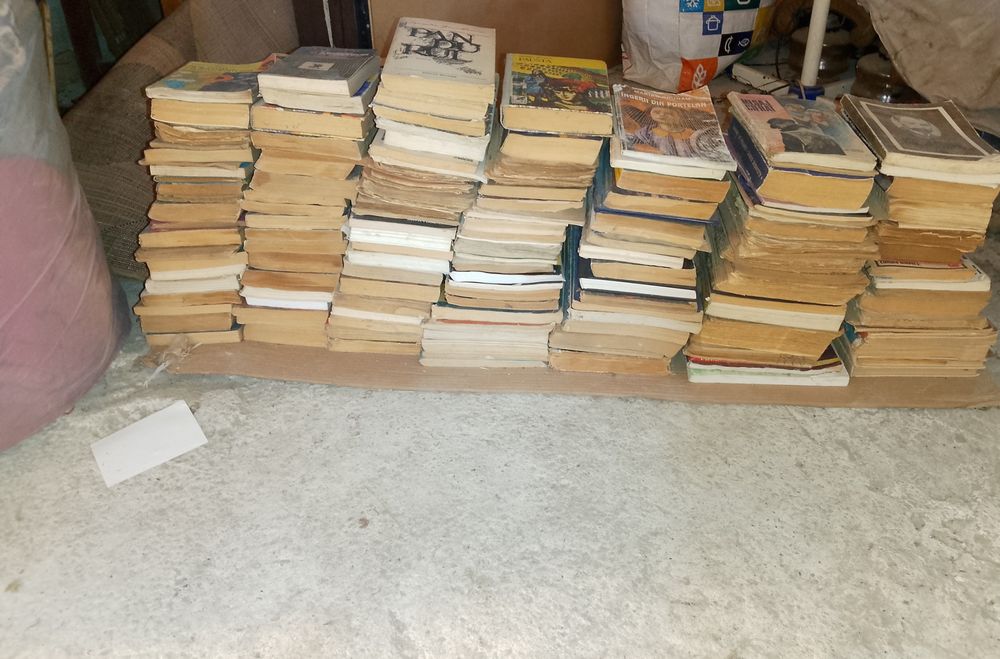 Lot cărți,ziare vechi de vânzare urgent