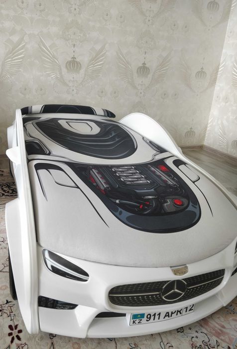 Детская кровать машина