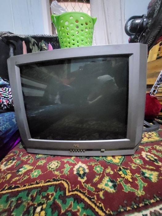 Телевизор JVC за 500.000 сум