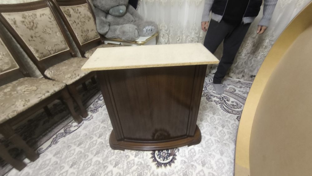 Tumbali shpon stol va stullar.