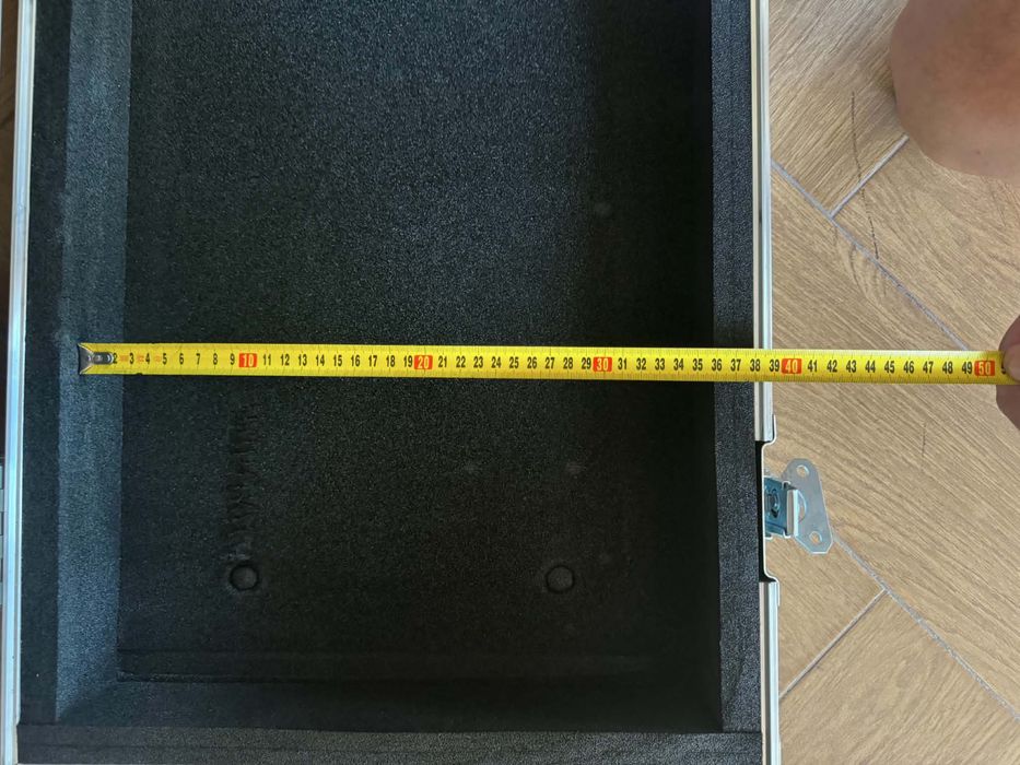 Case cu roti (cutie) Korg Kronos 61 ca nou
