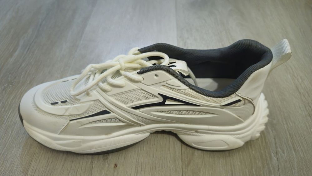 2 пары новых кроссовок