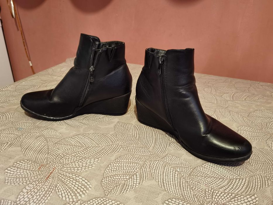 Черни боти от изкуствена кожа