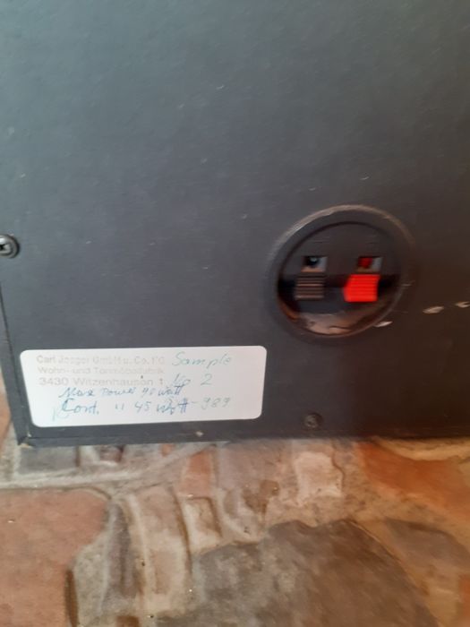 Boxe audio de podea Sanyo pe trei căi