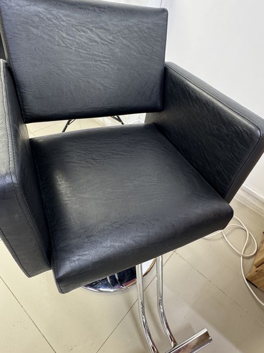 Парикмахерское кресло,удобное