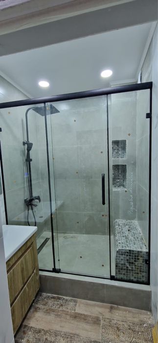 стеклянные душевые перегородки