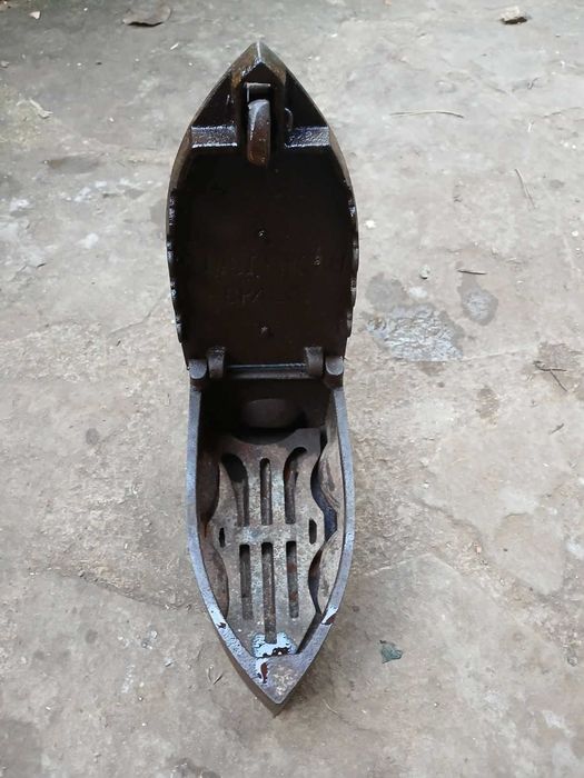 Стара ютия на жар