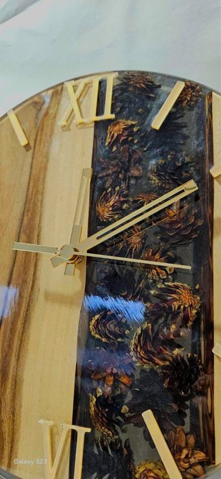 Ceas de perte din lemn de nuc cu conuri și rășină epoxidică