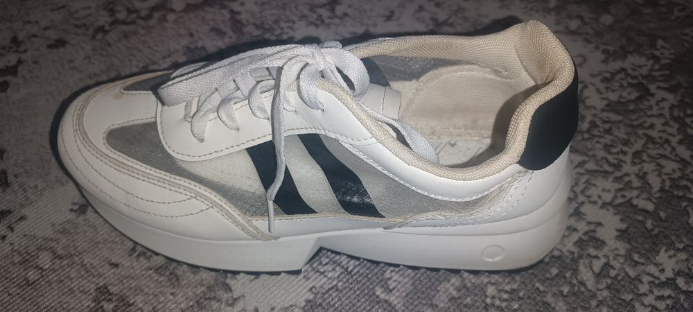 Кроссовки женские