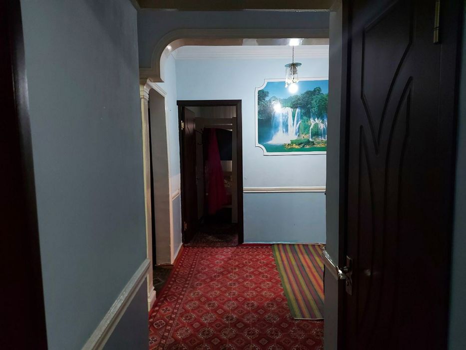 Uy sotiladi Qoratoshda 1 etaj 3 xonali.