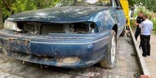 Cu aripile ruginite , caroseria veche . motor functional sau defect