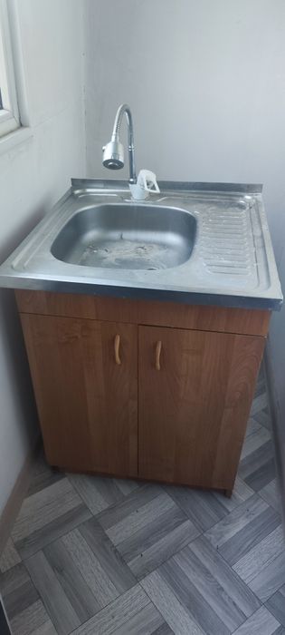 Находится в Конаеве. Продам секцию кухонного гарнитура с раковиной