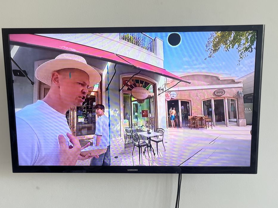 смарт телевизор продаю (есть дефекты)