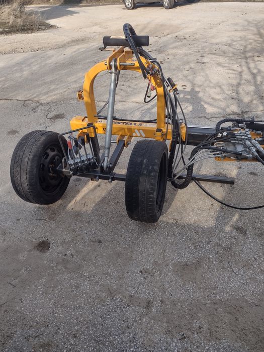 Продавам отклоняваща косачка и фреза