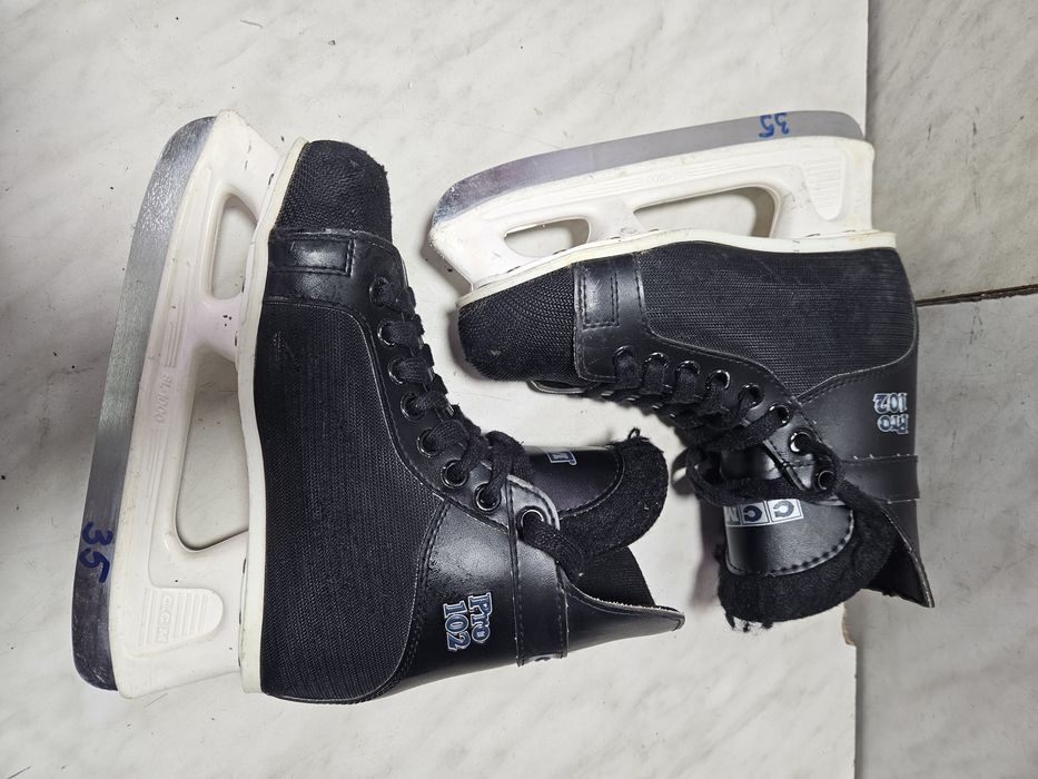 Patine 35 hochei hockey CCM  marime  37-38 ( 24,5  cm)