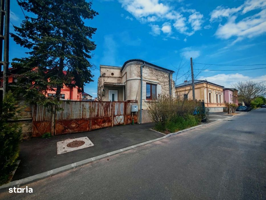 Casa in zona centrala, 4 camere, 2 bai, curte cu acces masina
