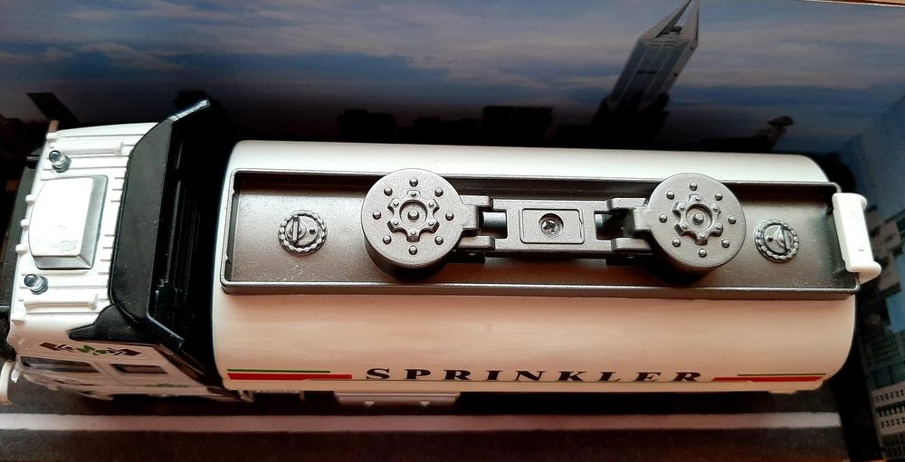 Cisternă de jucărie metalică sprinkler.