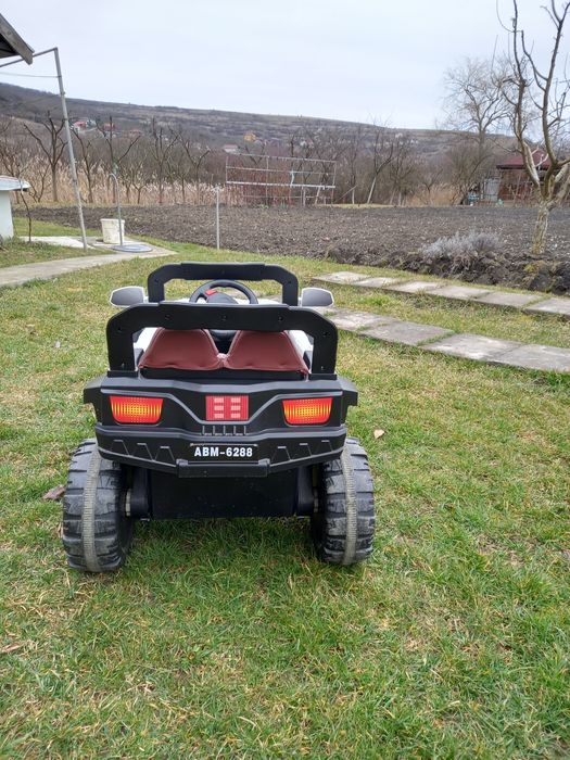 Mașină electrică pentru copii.