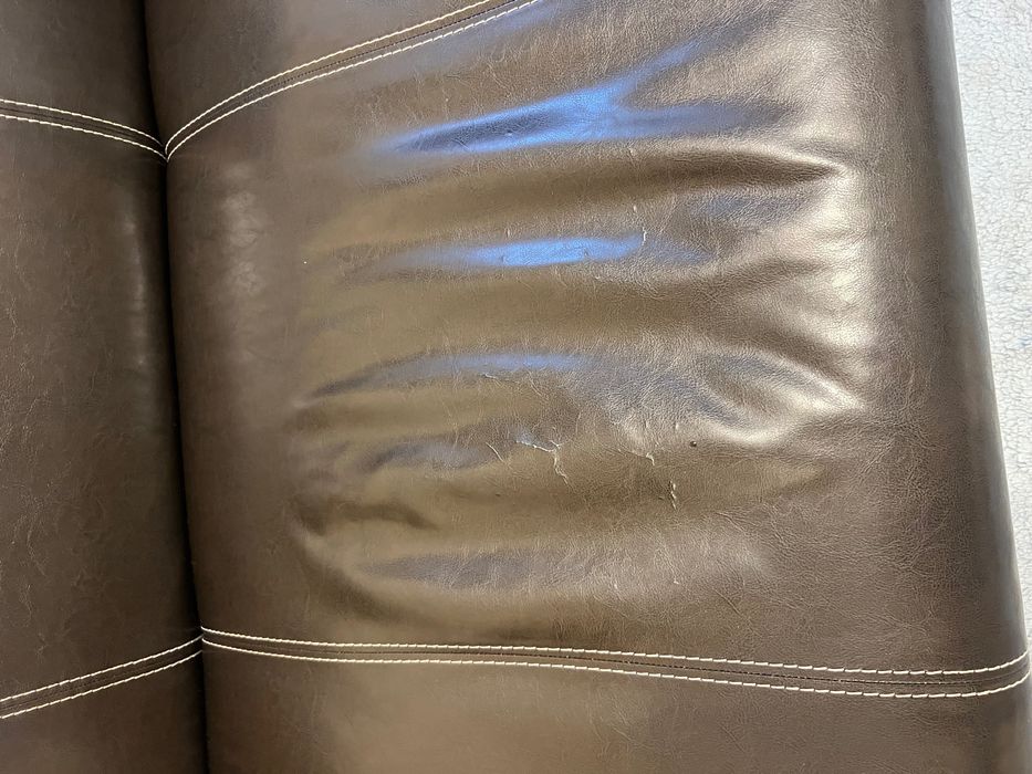 Кожен диван и единичен фотьойл