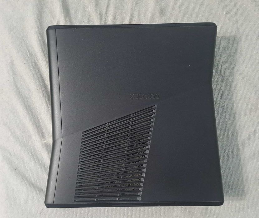 Xbox 360 + 2 безжични контролера + 6 игри