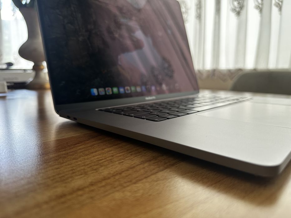 Macbook pro 2019 16inch i9-9980hk rx5500 8GB VRAM 16GB ram 1TB SSD