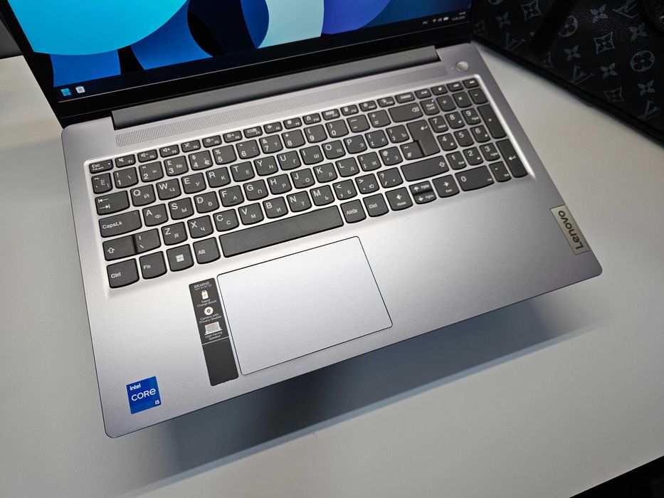 ПРОДАМ Lenovo Slim 15AH8 Ноутбук Core™i5-12450H/8GB/512SSD/15.6"iPSFHD