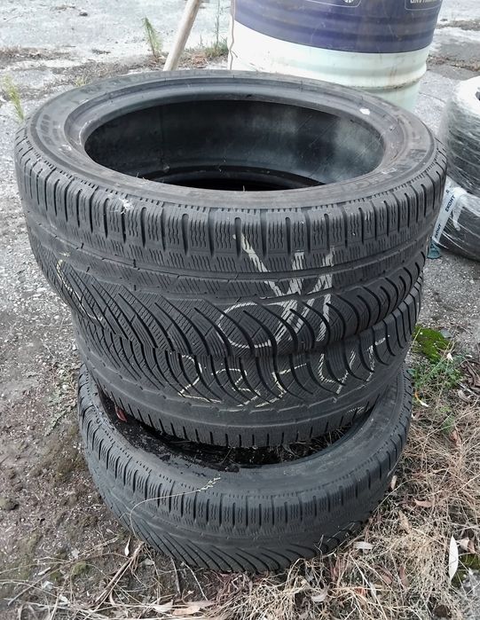 Гуми 235 45 19 Мишелин Michelin 3 броя - нов внос. Не са нови! Посочената цена е за един брой гума. Без коментар на цената. 43 години опит в бранша.
