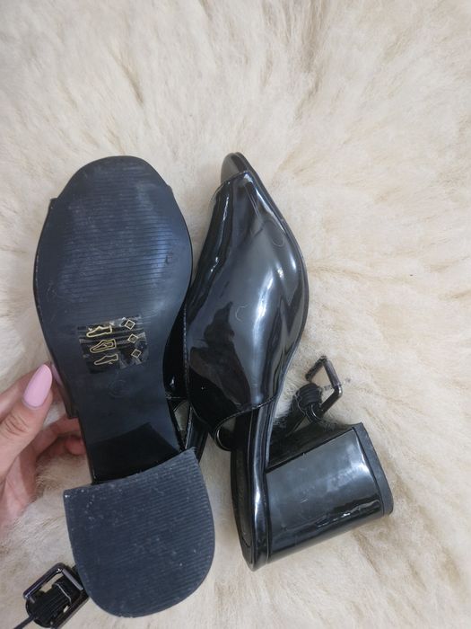 Pantofi din piele lacuită marimea 36