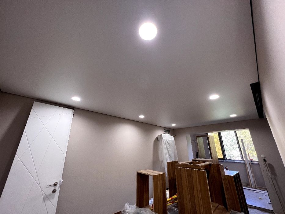 Натяжные, теневые и парящие потолки. Со скрытым карнизом