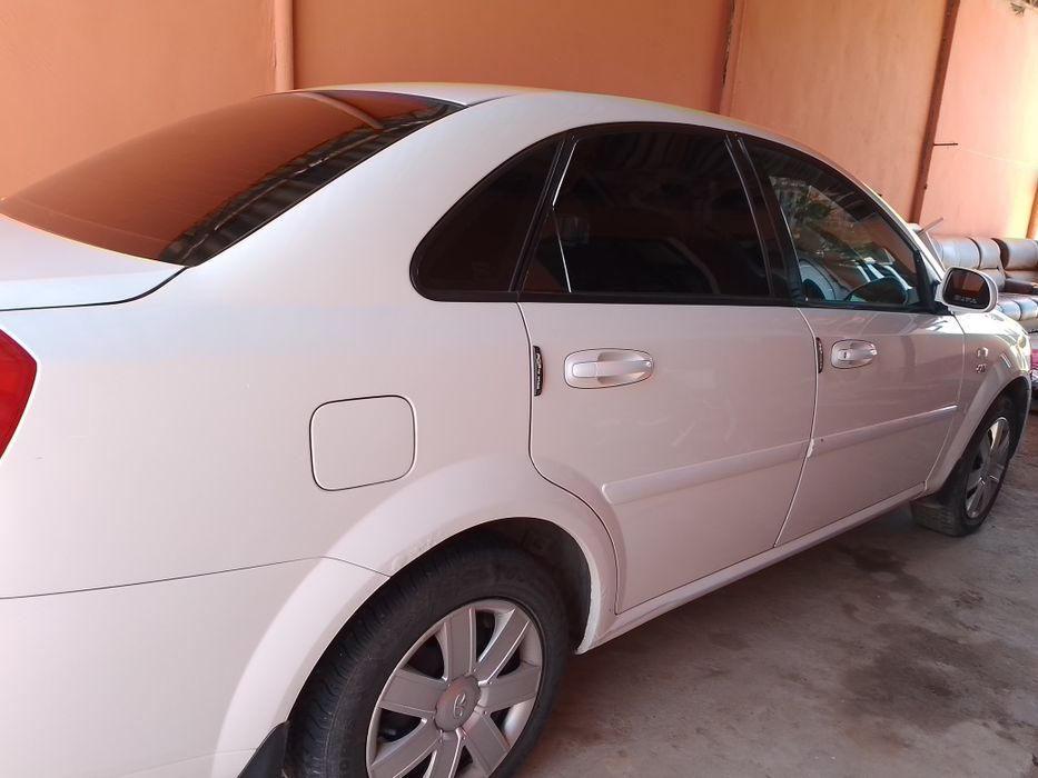 Lacetti avtomobil