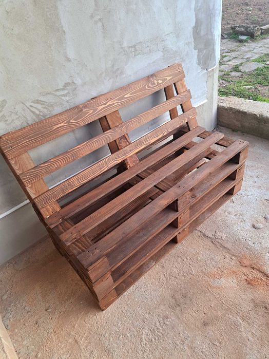 Ръчно изработена пейка от палета