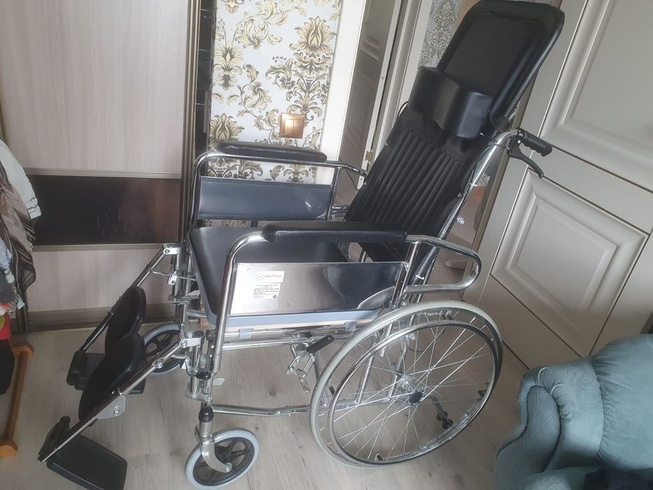 Инвалидная коляска с ведром
