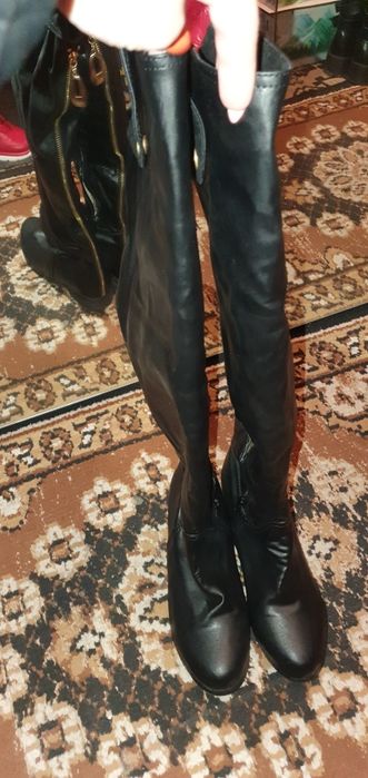 Cizme lungi peste genunchi