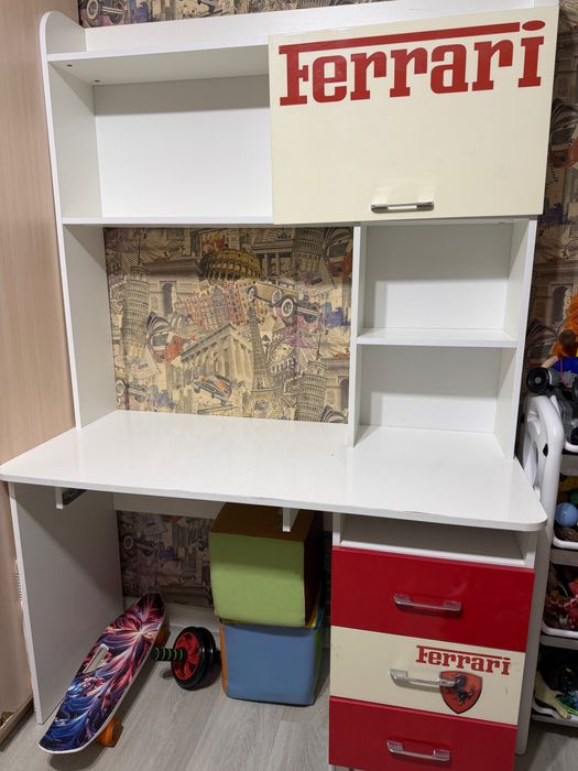 Продам детский письменный стол