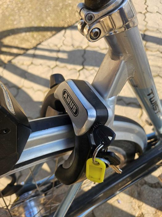Electric Bicycle with a giant battery, An E bike sports built