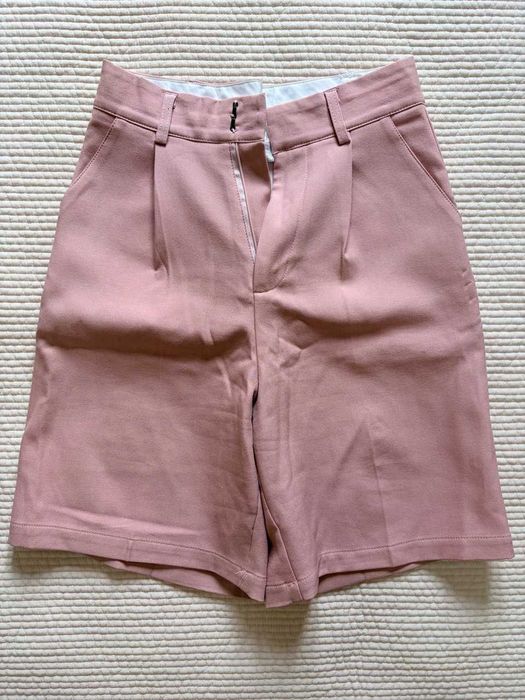 Элегантные шорты-бермуды в пудровом цвете