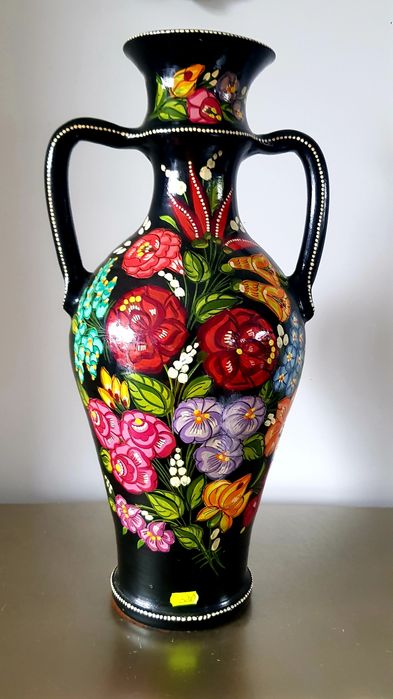 Vas vechi din ceramică