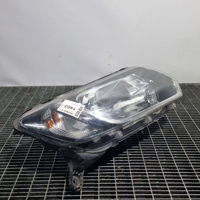 Far Dreapta Dacia Sandero 2 2012 - 2016 Hatchback 4 Usi (1403) Fara xenon 260102523R