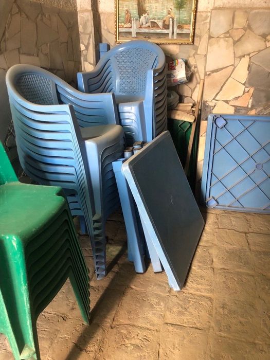 Пластмассовые стол и стулья